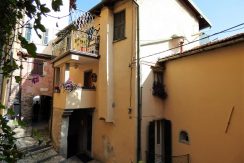 Brienno Apartment with balconies and lake view In the characteristic hamlet of the village at just few step from the lake and services
