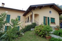 Mezzegra Apartment on two levels with garden, balcony and lake view A short walk from the center and from lake, in a small residential context of few units