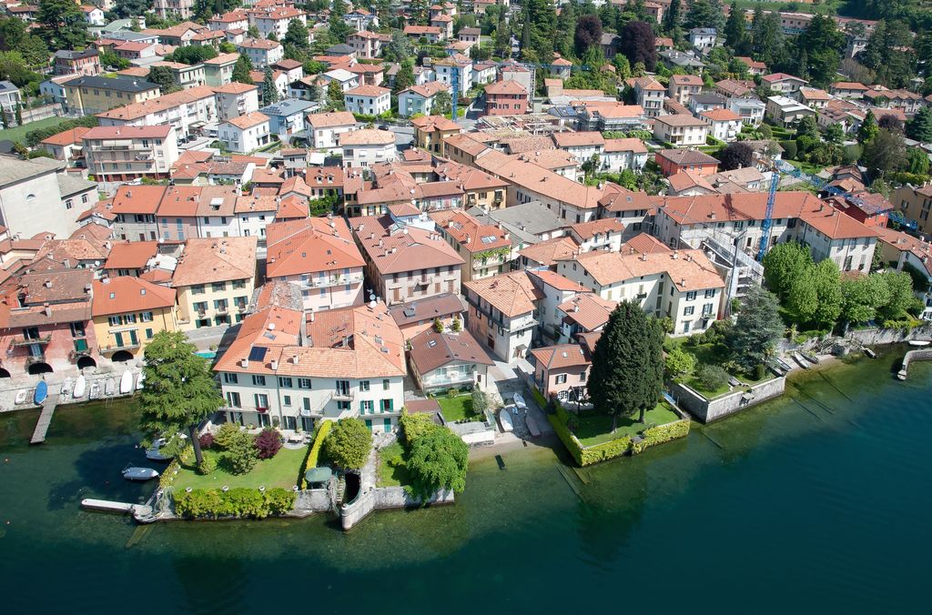 Lake Como Mandello Del Lario Villa Front Lake With Garden lake-como-mandello-del-lario-villa-front-lake-with-garden