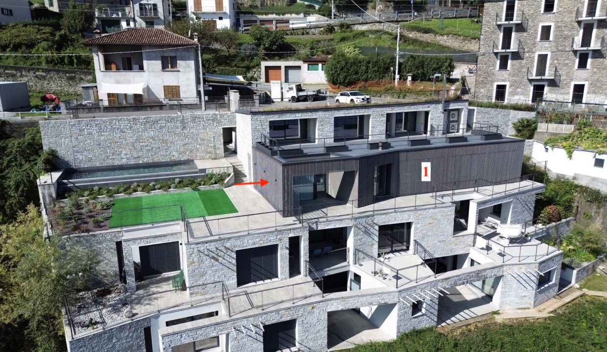 Modern Apartment Cremia with Lake View