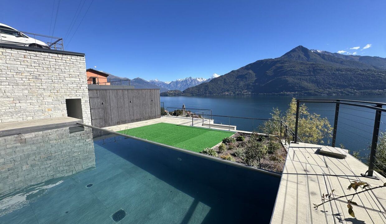 Modern Apartment Cremia with Lake View