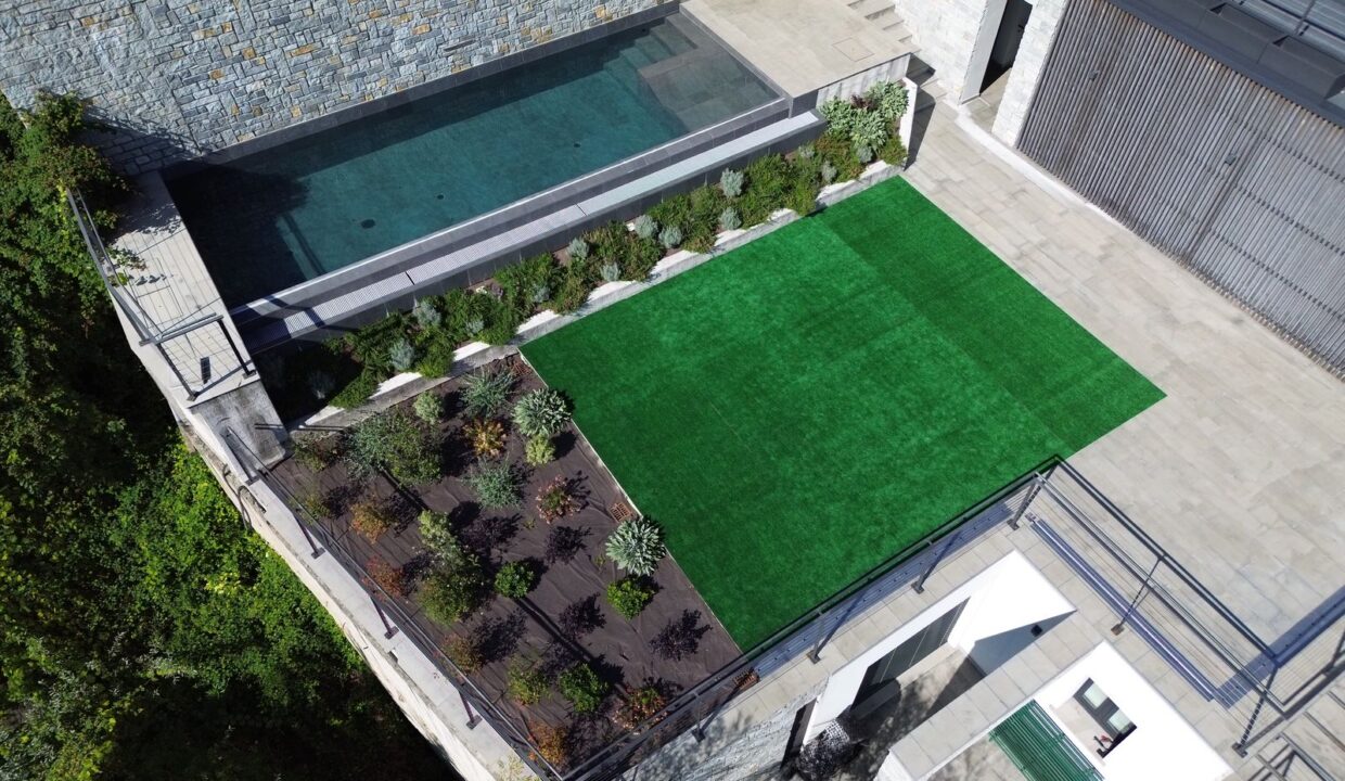 Modern Apartment Cremia with Lake View