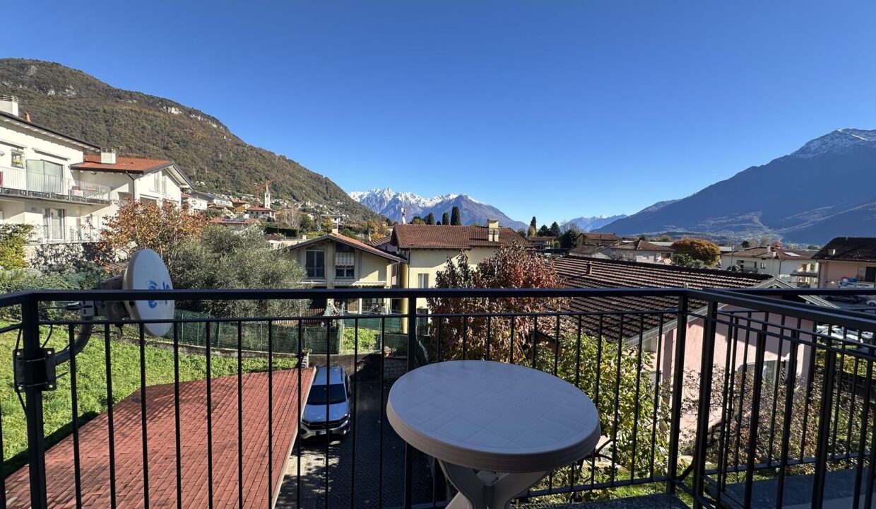 Gravedona ed Uniti Apartment with Balcony