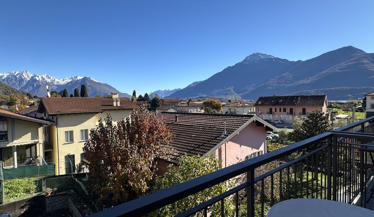 Gravedona ed Uniti Apartment with Balcony