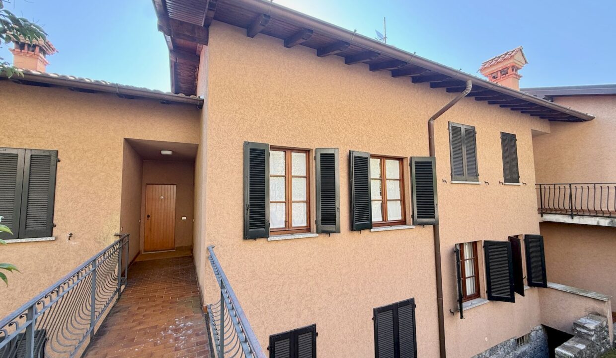 Apartment Front Lake with Terrace Musso