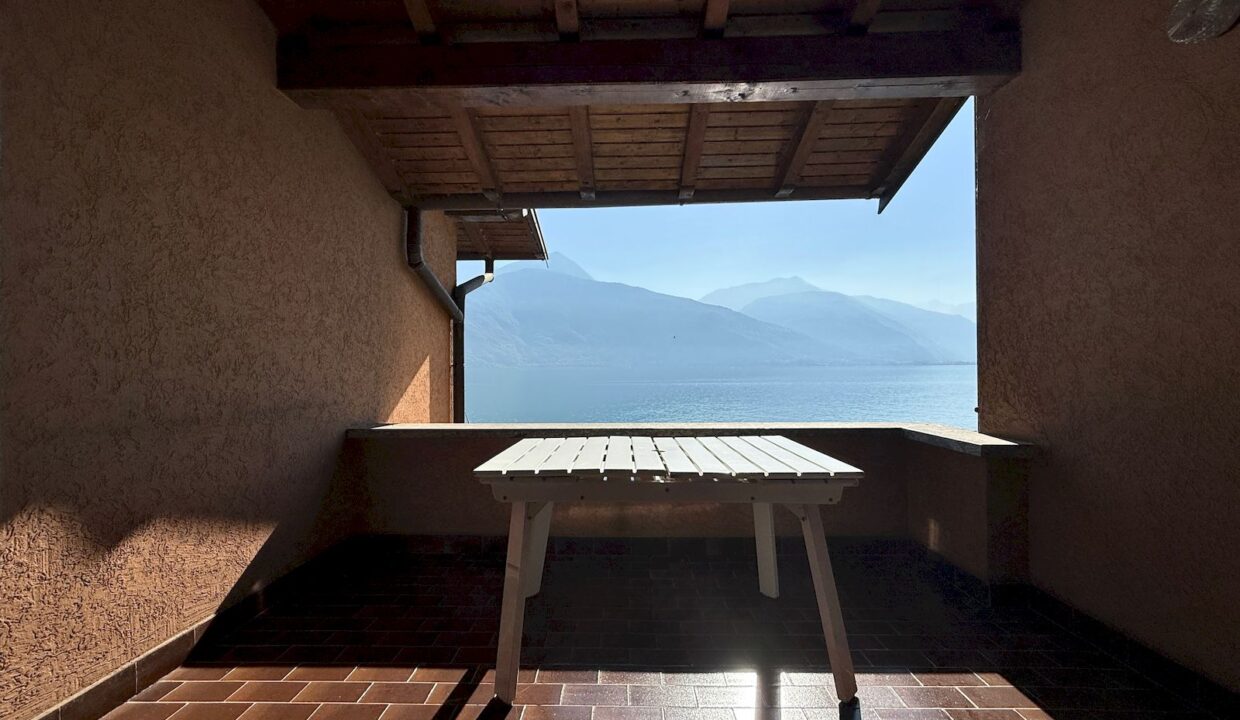 Apartment Front Lake with Terrace Musso