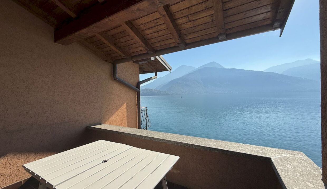 Apartment Front Lake with Terrace Musso