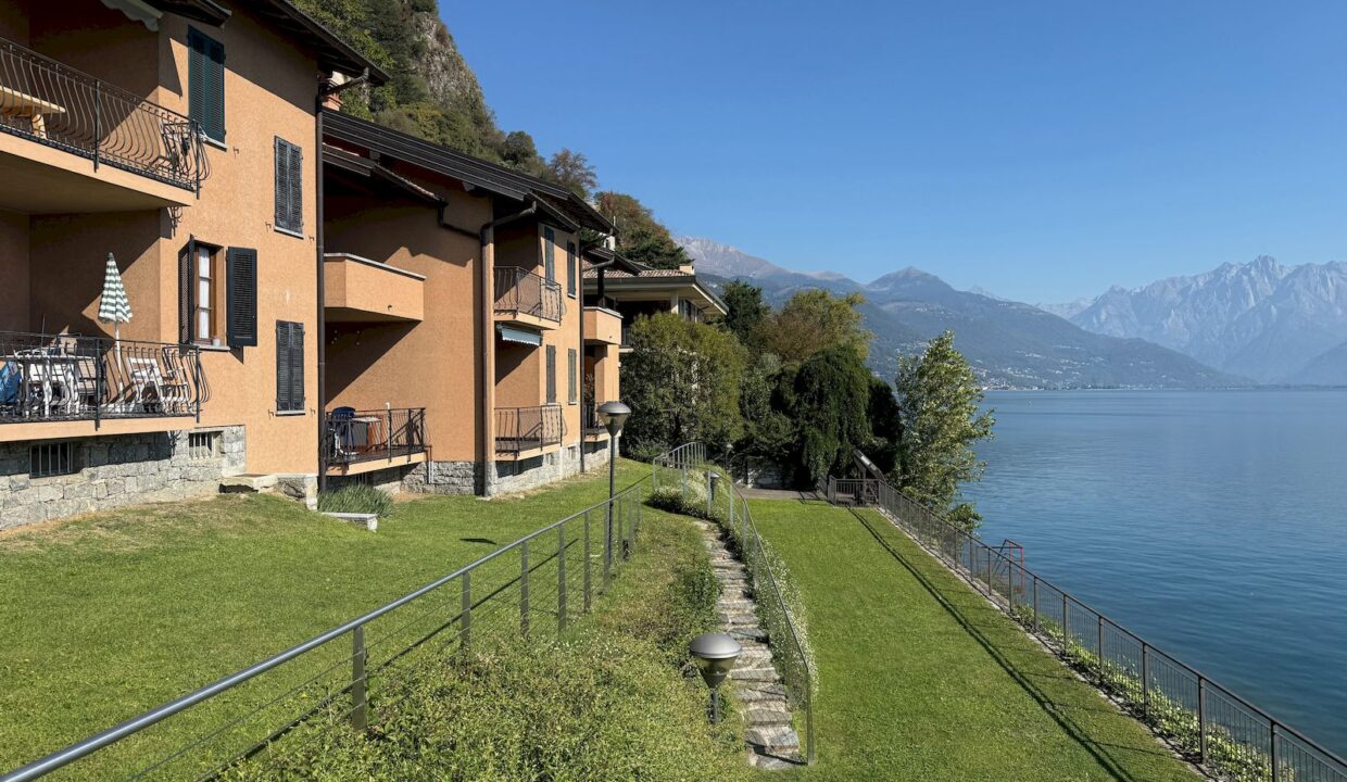 Apartment Front Lake with Terrace Musso