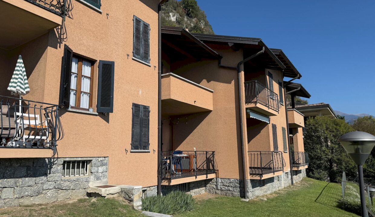 Apartment Front Lake with Terrace Musso