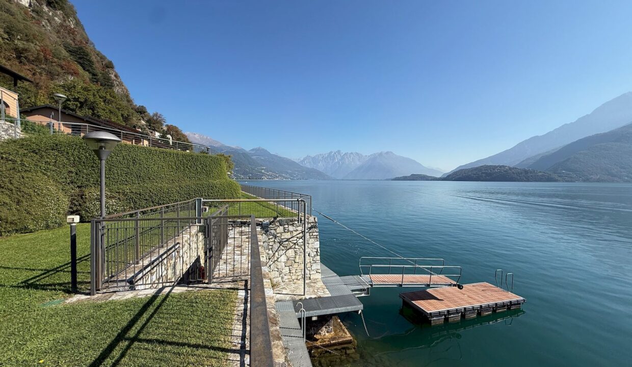 Apartment Front Lake with Terrace Musso