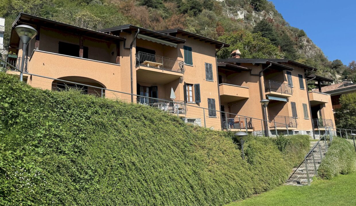 Apartment Front Lake with Terrace Musso