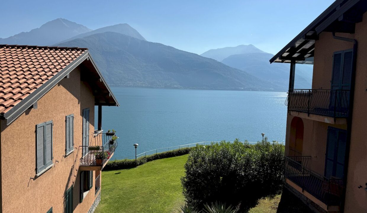 Apartment Front Lake with Terrace Musso