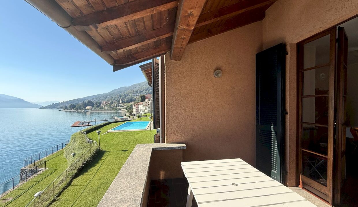Apartment Front Lake with Terrace Musso