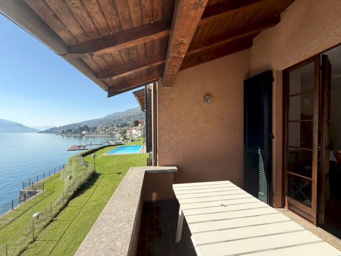 Apartment Front Lake with Terrace Musso