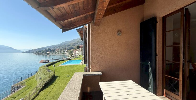 Apartment Front Lake with Terrace Musso