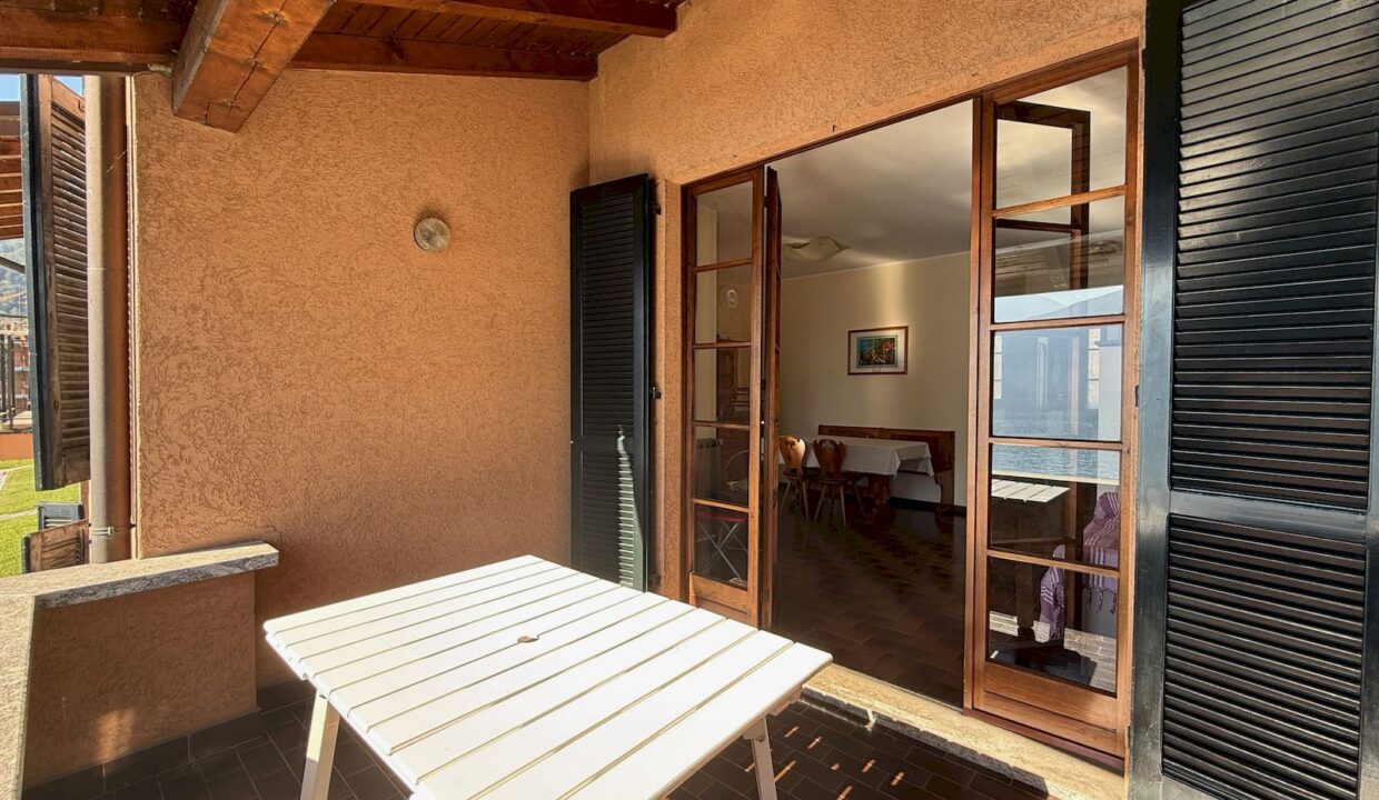 Apartment Front Lake with Terrace Musso
