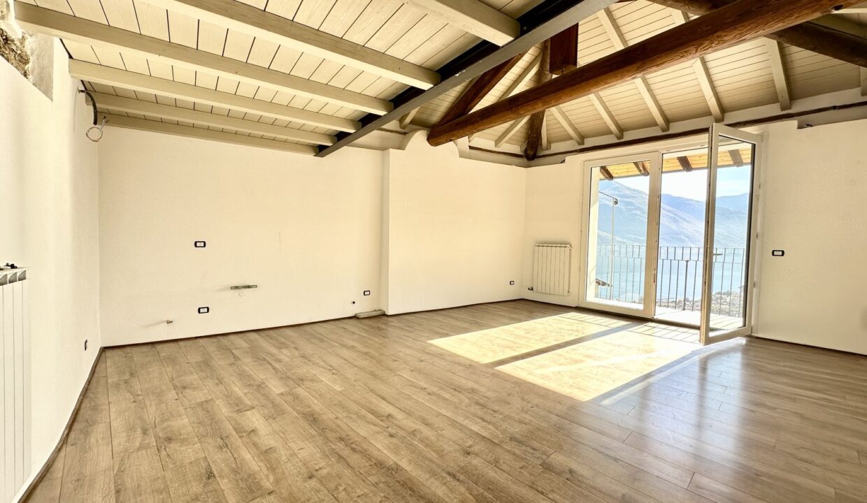 Apartment with Balcony and Lake View Musso