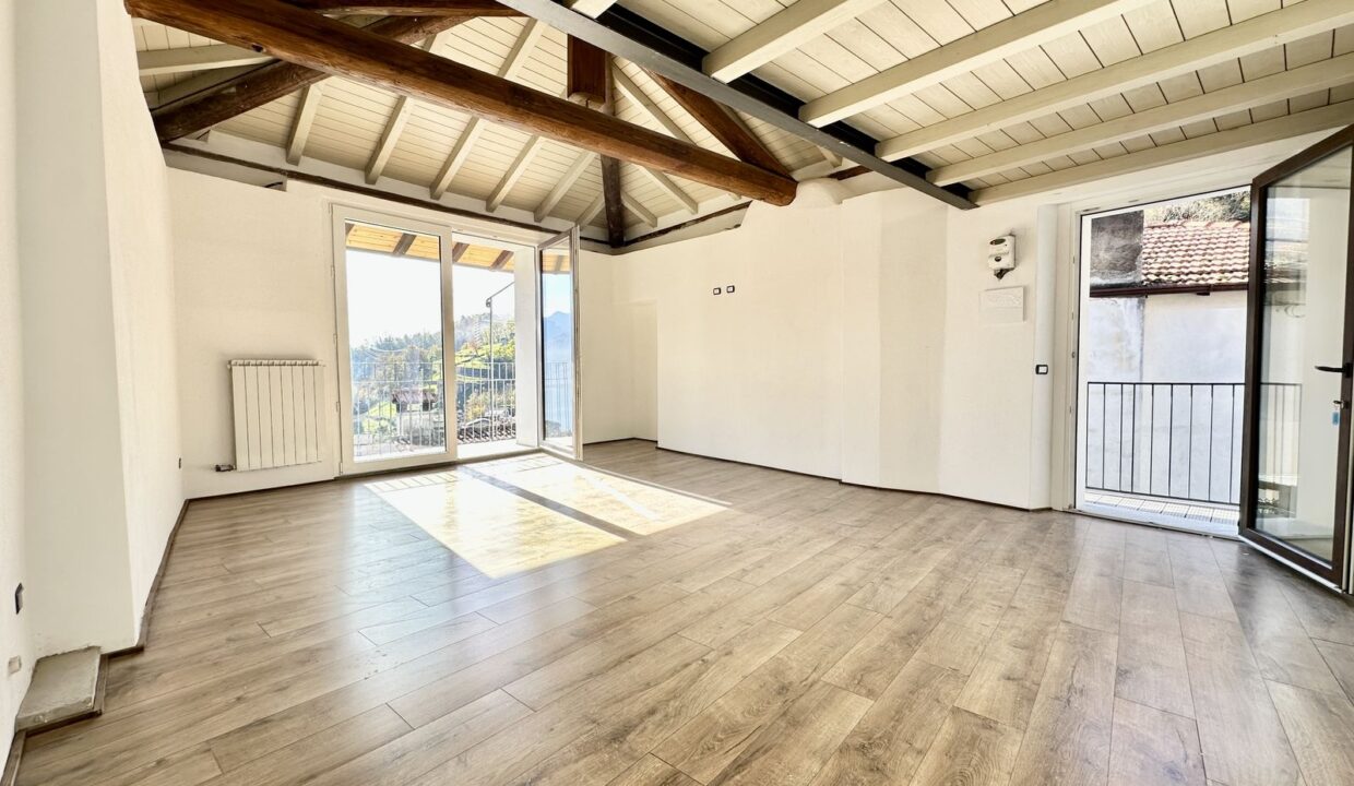 Apartment with Balcony and Lake View Musso