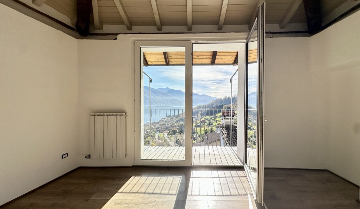 Apartment with Balcony and Lake View Musso