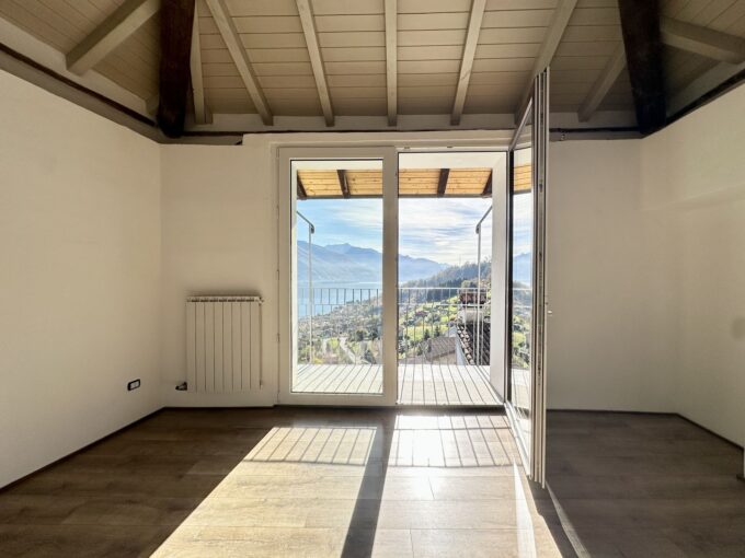 Apartment with Balcony and Lake View Musso