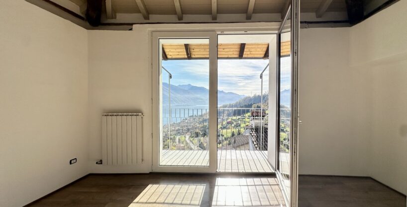 Apartment with Balcony and Lake View Musso