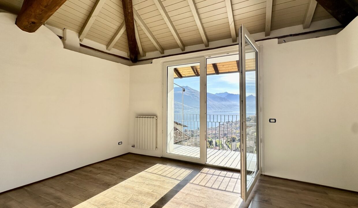 Apartment with Balcony and Lake View Musso