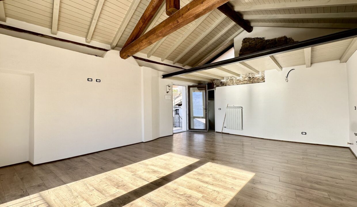 Apartment with Balcony and Lake View Musso