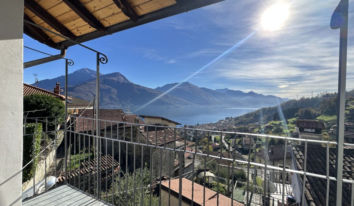 Apartment with Balcony and Lake View Musso