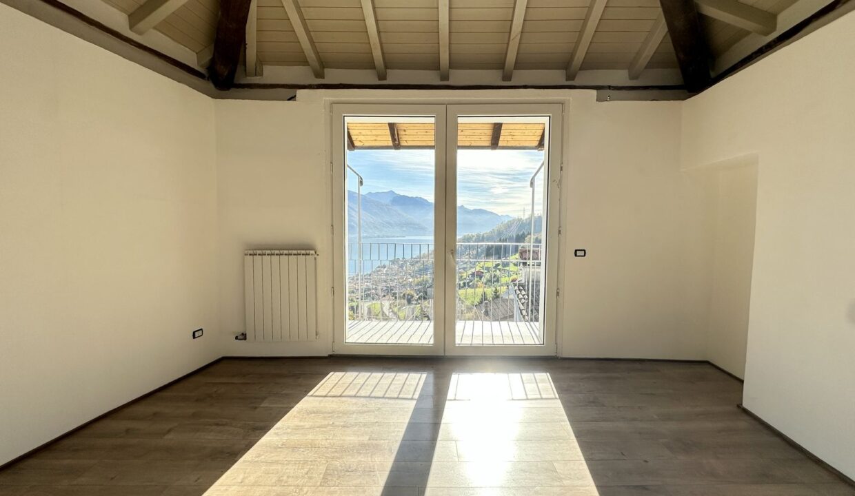 Apartment with Balcony and Lake View Musso