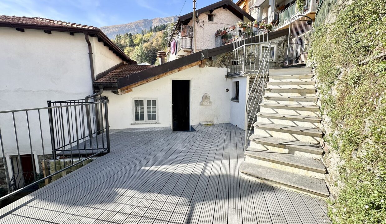 Apartment with Balcony and Lake View Musso