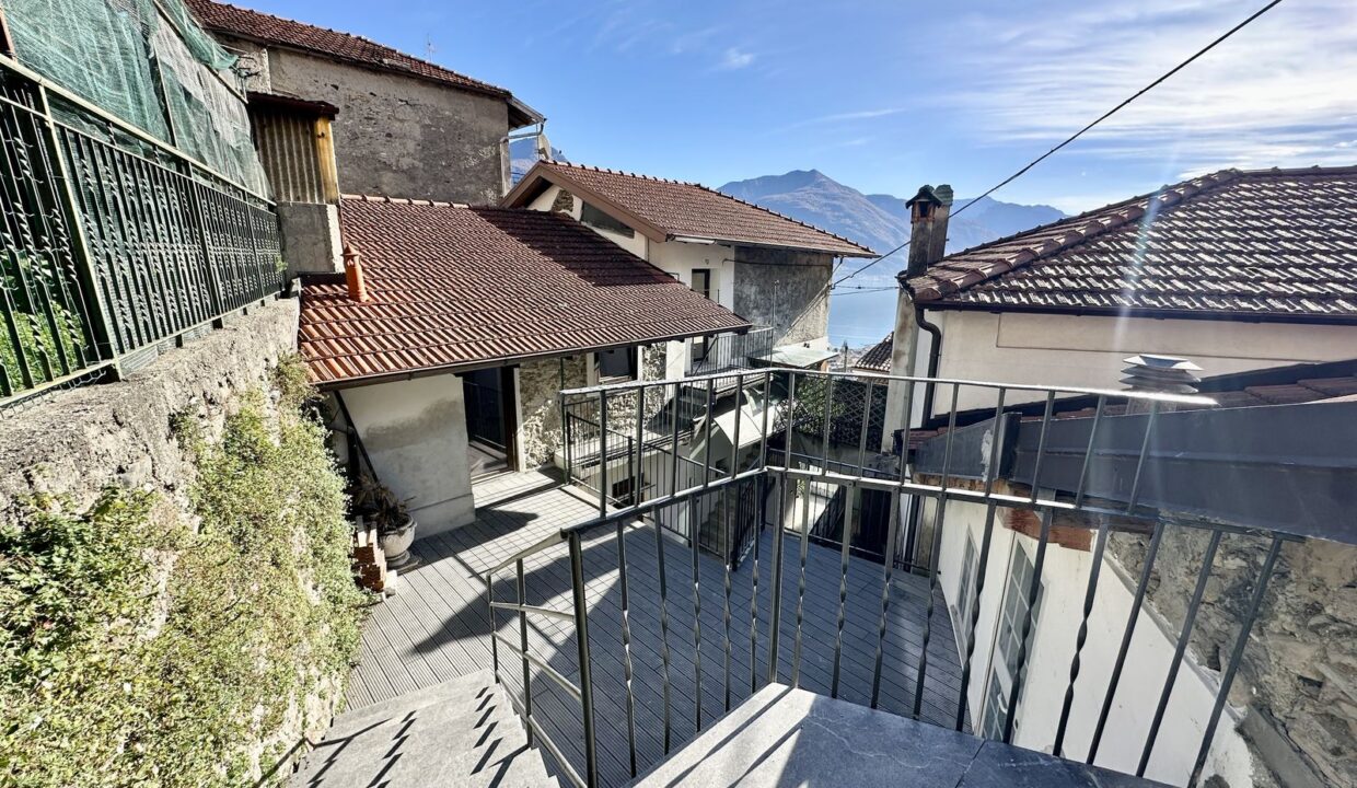 Apartment with Balcony and Lake View Musso