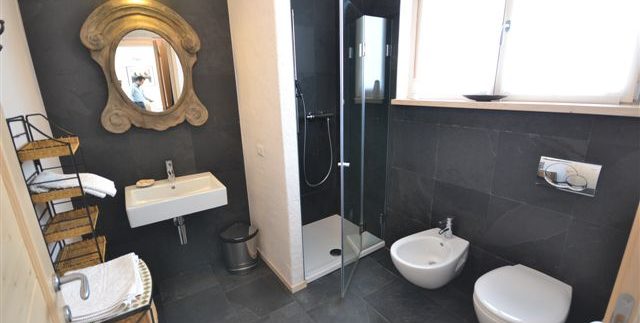 Bathroom with shower - Lake Como apartment in Pianello