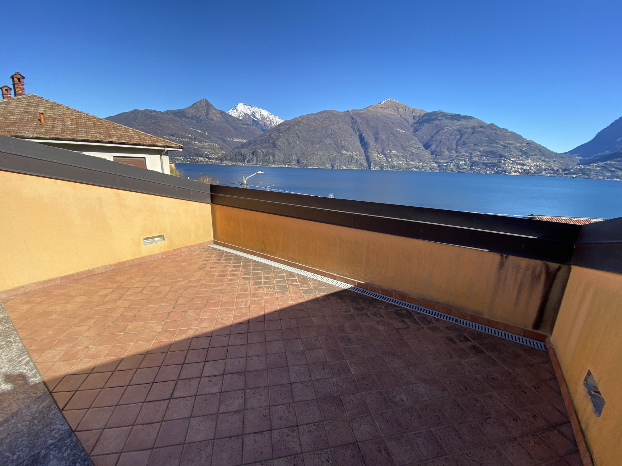 New Apartment Front Lake with Terrace – San Siro
