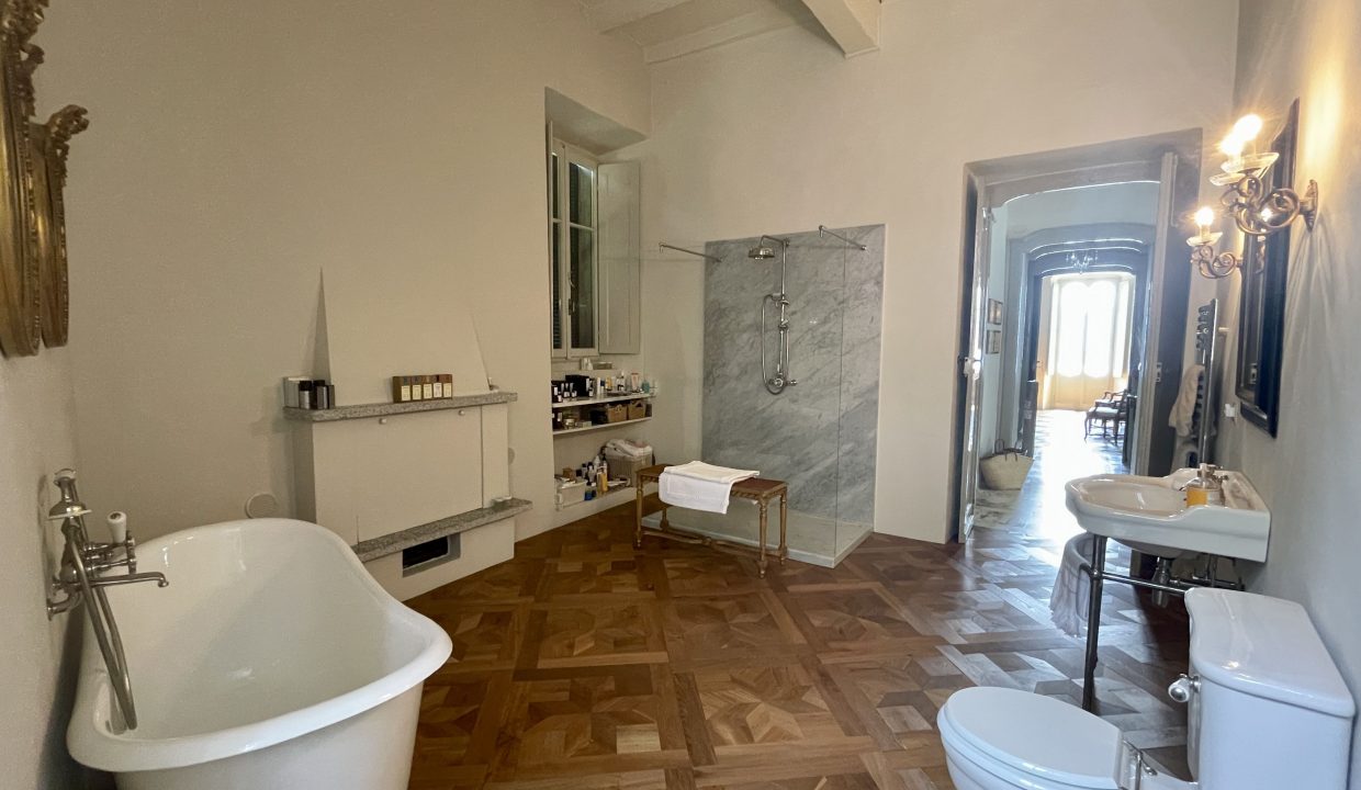 Lake Como San Siro Apartment in Period Villa with Lake View - bathroom