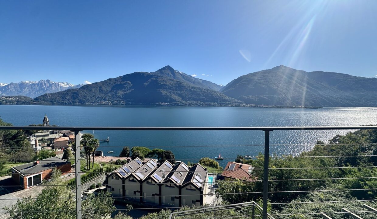 Modern Apartment Cremia with Lake View