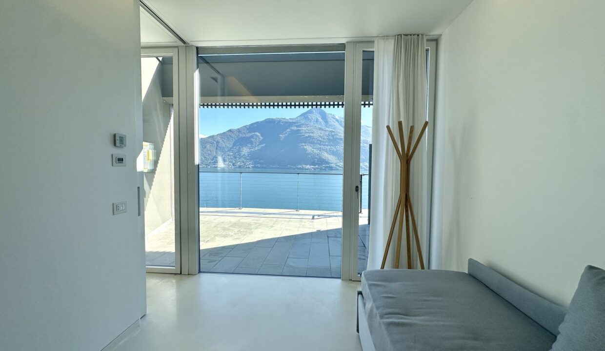 Modern Apartment Cremia with Lake View