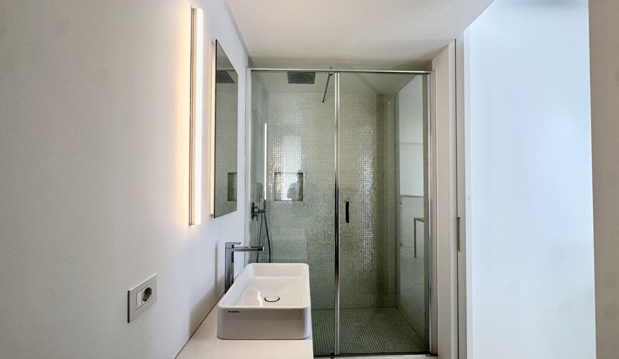 Modern Apartment Cremia with Lake View