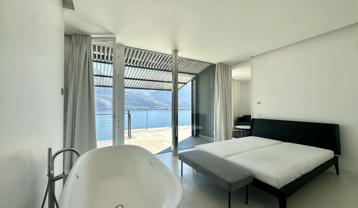 Modern Apartment Cremia with Lake View