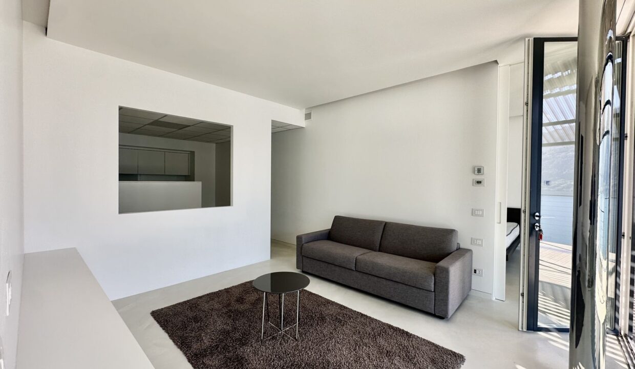 Modern Apartment Cremia with Lake View