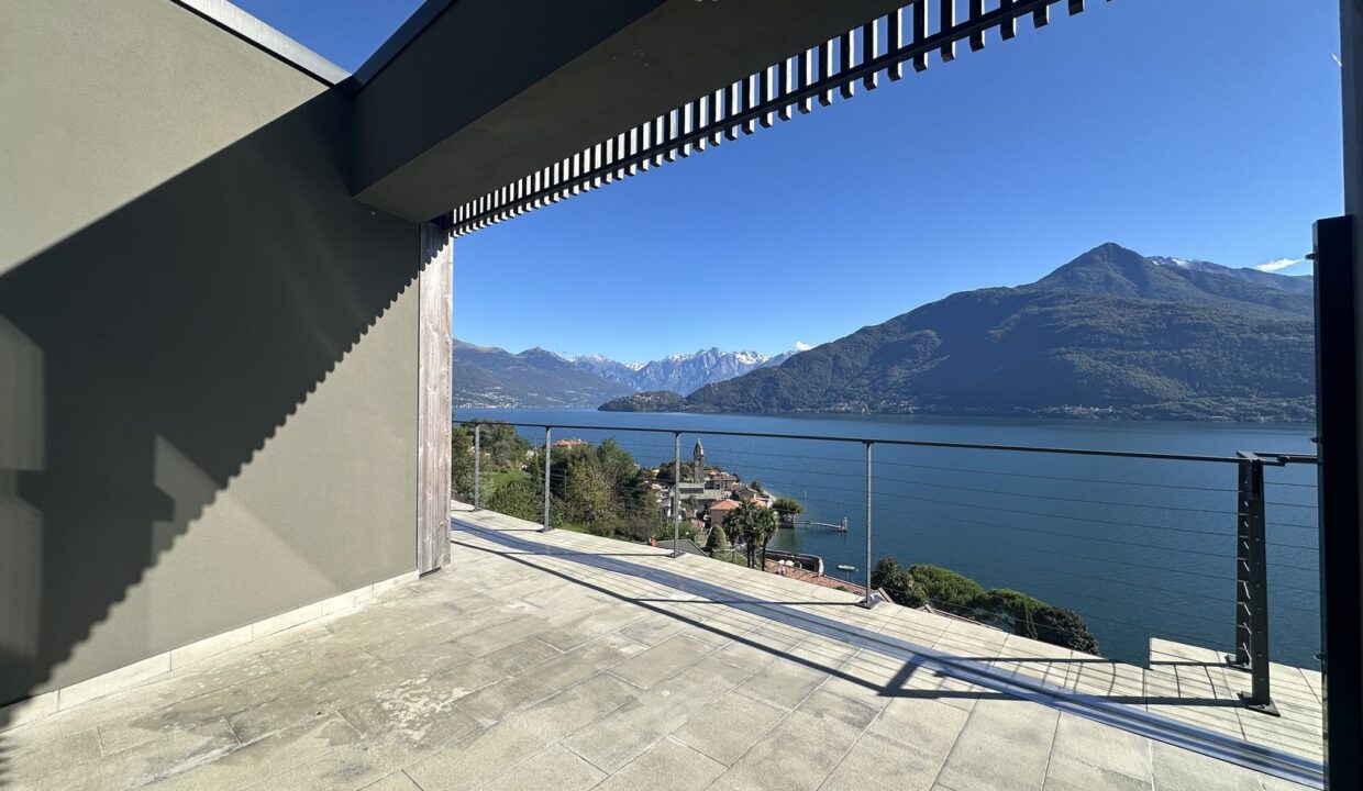 Modern Apartment Cremia with Lake View