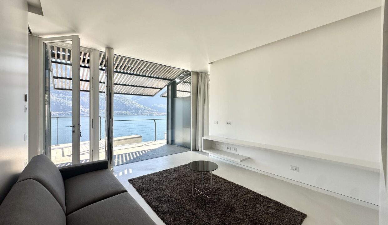 Modern Apartment Cremia with Lake View