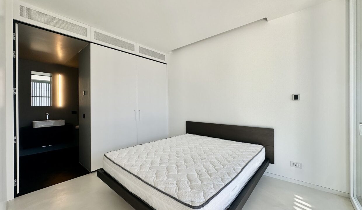 Modern Apartment Cremia with Lake View