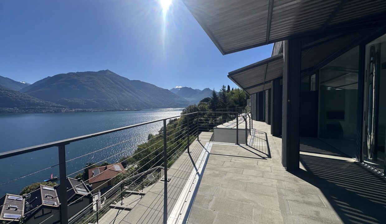 Modern Apartment Cremia with Lake View