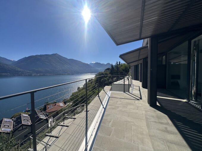 Modern Apartment Cremia with Lake View