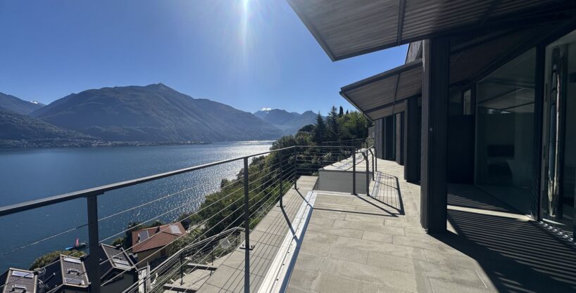 Modern Apartment Cremia with Lake View