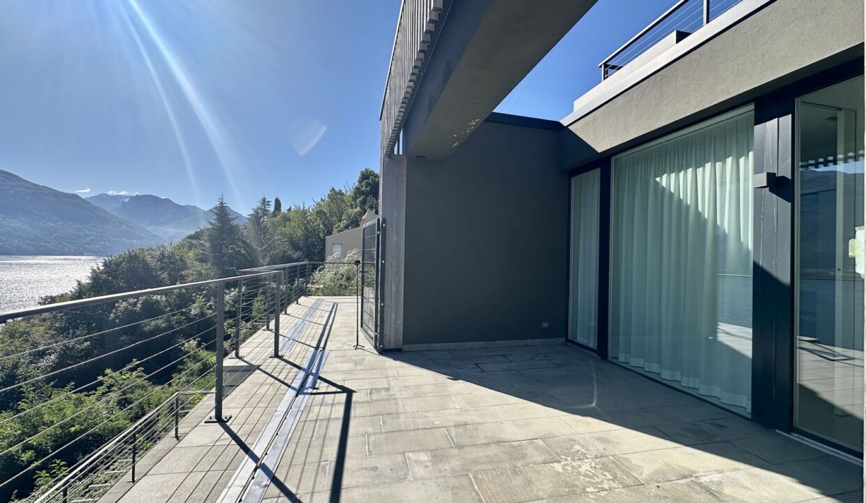 Modern Apartment Cremia with Lake View