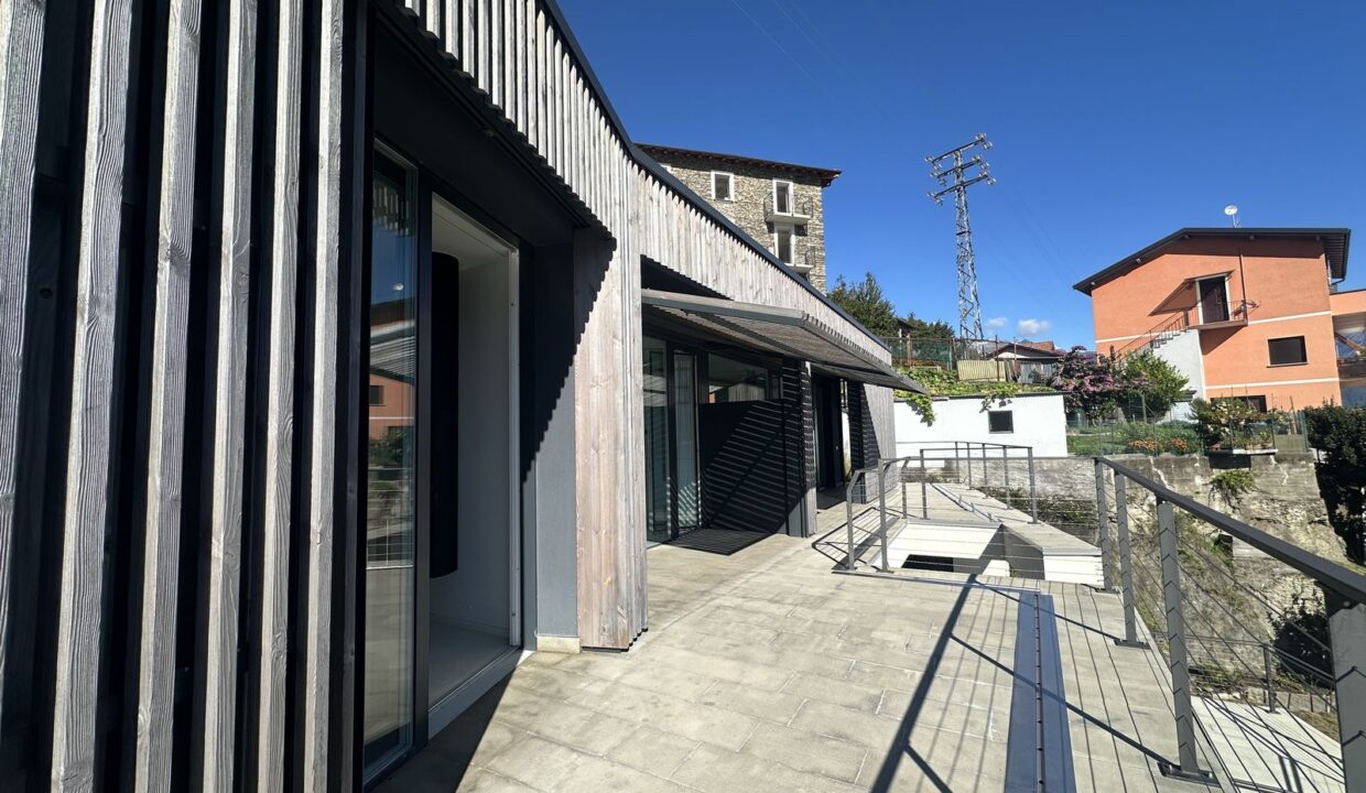 Modern Apartment Cremia with Lake View