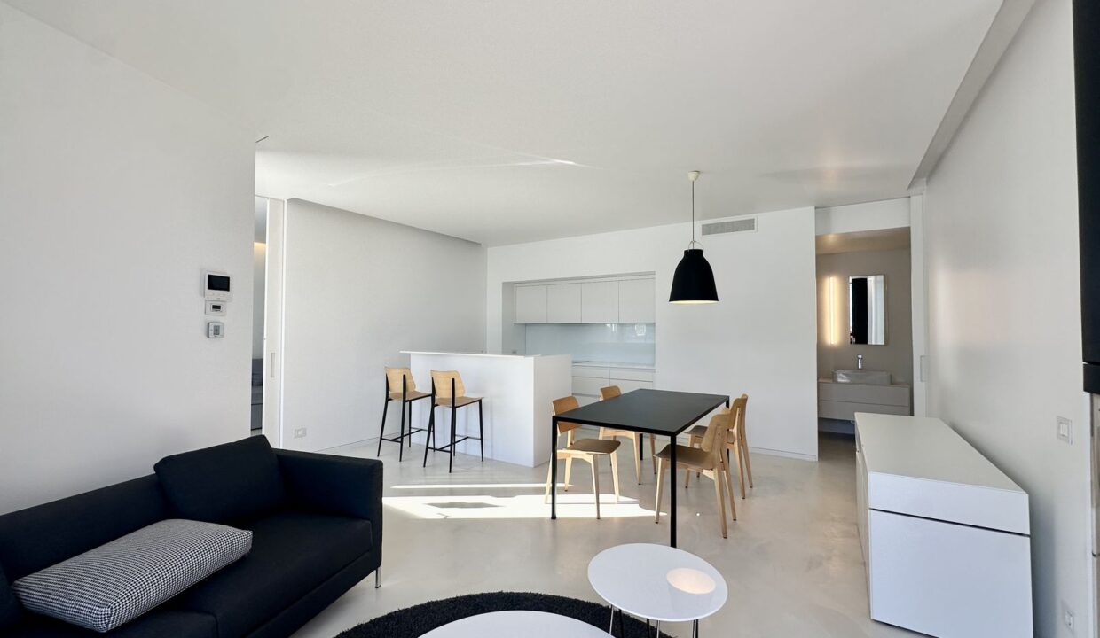 Modern Apartment Cremia with Lake View