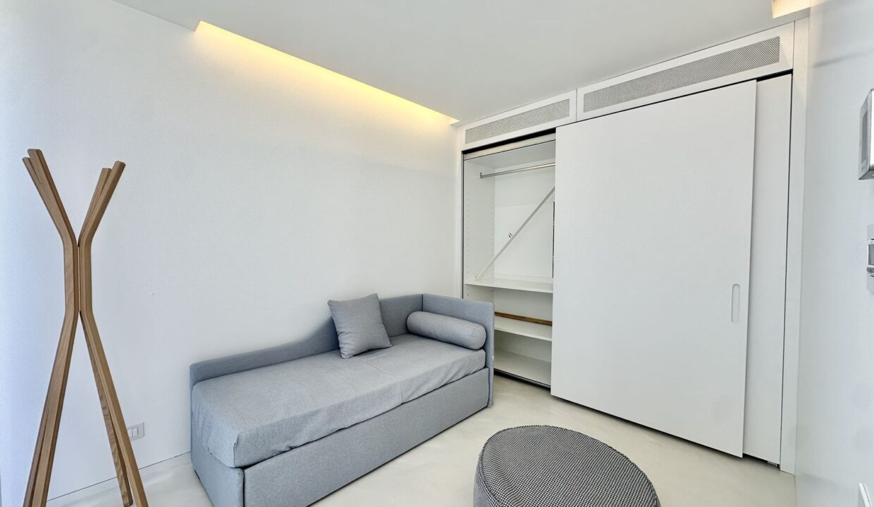 Modern Apartment Cremia with Lake View