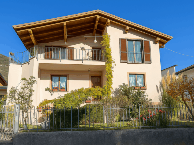 Detached House Gravedona ed Uniti with Garden